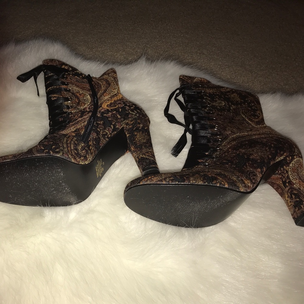 Beautiful Speigel Boots - Picture 5 of 8